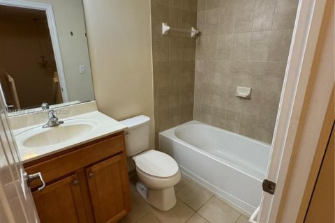 House in Cutler Bay, Florida 3 bedrooms, 140.75 sq.m. № 2013575 - photo 2