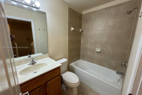 House in Cutler Bay, Florida 3 bedrooms, 140.75 sq.m. № 2013575 - photo 3