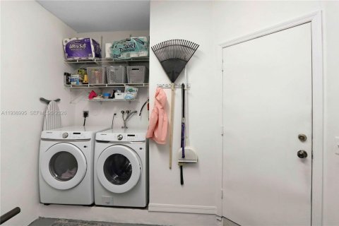 Touwnhouse à vendre à Miami, Floride: 3 chambres, 147.99 m2 № 1996949 - photo 7