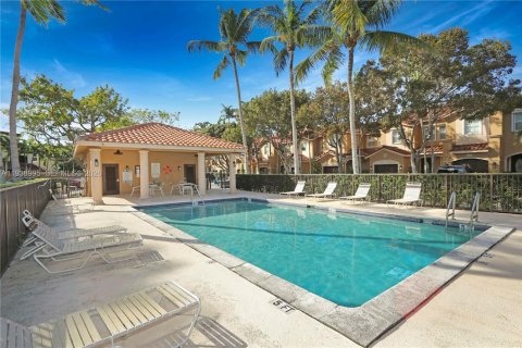 Touwnhouse à vendre à Miami, Floride: 3 chambres, 147.99 m2 № 1996949 - photo 2