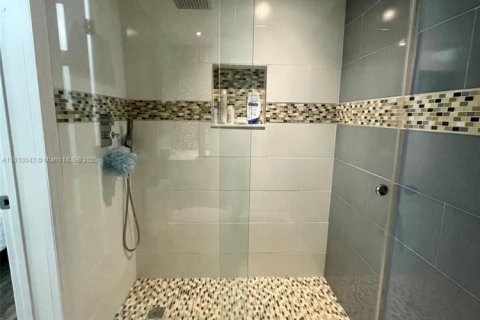 Condo in Miami, Florida, 2 bedrooms  № 2027581 - photo 18