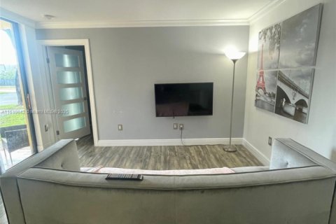 Condo in Miami, Florida, 2 bedrooms  № 2027581 - photo 2