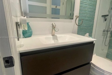 Condo in Miami, Florida, 2 bedrooms  № 2027581 - photo 13