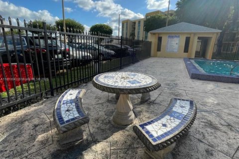 Condo in Miami, Florida, 2 bedrooms  № 2027581 - photo 23