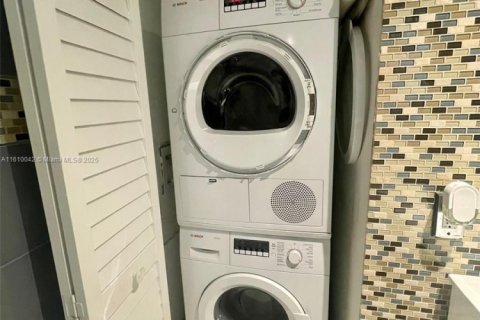 Condo in Miami, Florida, 2 bedrooms  № 2027581 - photo 20