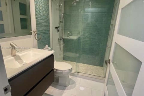 Condo in Miami, Florida, 2 bedrooms  № 2027581 - photo 16