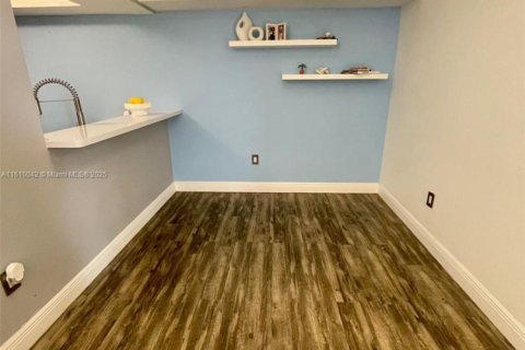 Condo in Miami, Florida, 2 bedrooms  № 2027581 - photo 9