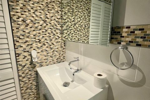Condo in Miami, Florida, 2 bedrooms  № 2027581 - photo 17