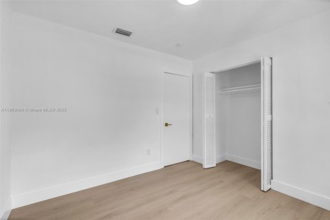 Casa en venta en Miami, Florida, 3 dormitorios, 141.12 m2 № 1956942 - foto 22