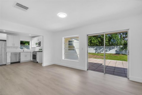 Casa en venta en Miami, Florida, 3 dormitorios, 141.12 m2 № 1956942 - foto 13
