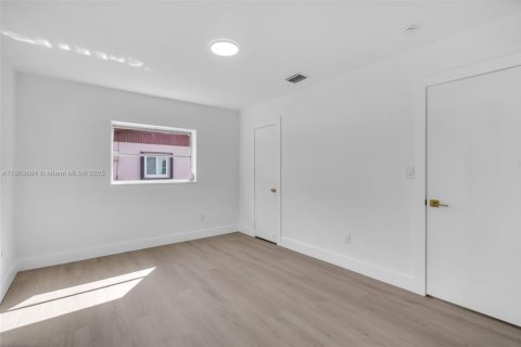 Casa en venta en Miami, Florida, 3 dormitorios, 141.12 m2 № 1956942 - foto 17