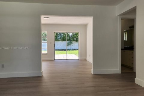 Villa ou maison à vendre à Miami, Floride: 3 chambres, 141.12 m2 № 1956942 - photo 5
