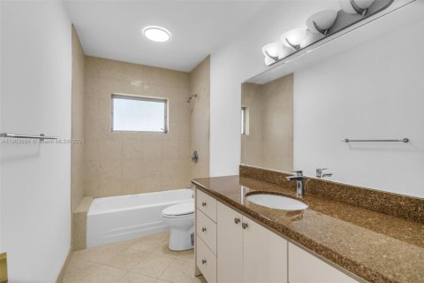 Casa en venta en Miami, Florida, 3 dormitorios, 141.12 m2 № 1956942 - foto 23