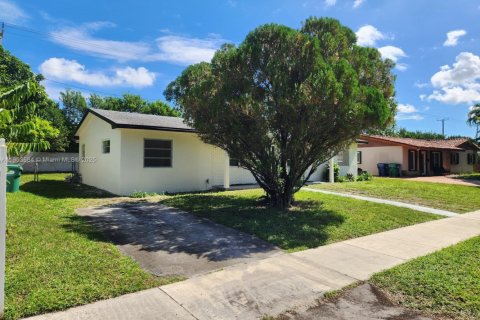Villa ou maison à vendre à Miami, Floride: 3 chambres, 141.12 m2 № 1956942 - photo 3