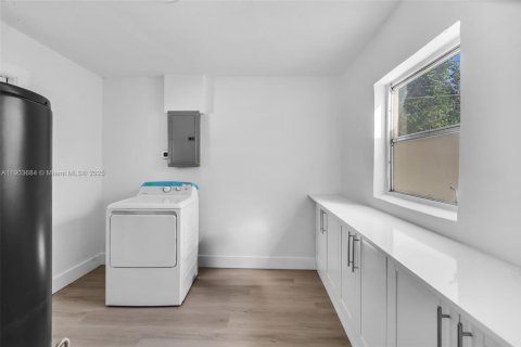 Casa en venta en Miami, Florida, 3 dormitorios, 141.12 m2 № 1956942 - foto 24