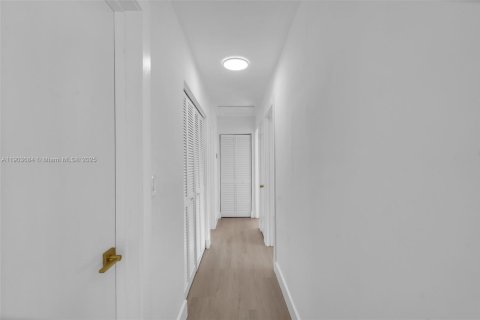 Casa en venta en Miami, Florida, 3 dormitorios, 141.12 m2 № 1956942 - foto 14