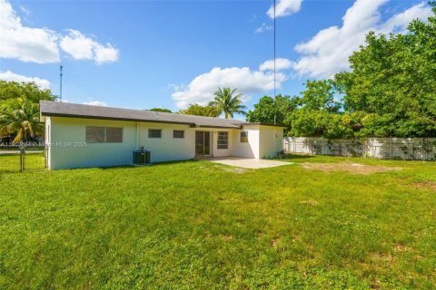 Casa en venta en Miami, Florida, 3 dormitorios, 141.12 m2 № 1956942 - foto 28