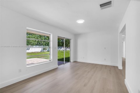 Casa en venta en Miami, Florida, 3 dormitorios, 141.12 m2 № 1956942 - foto 12
