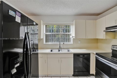 Купить виллу или дом в Майами, Флорида 3 спальни, 130.99м2, № 1976406 - фото 17