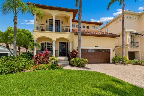 House in Tampa, Florida 4 bedrooms, 330.64 sq.m. № 2408607 - photo 2