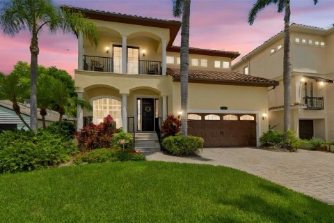 House in Tampa, Florida 4 bedrooms, 330.64 sq.m. № 2408607