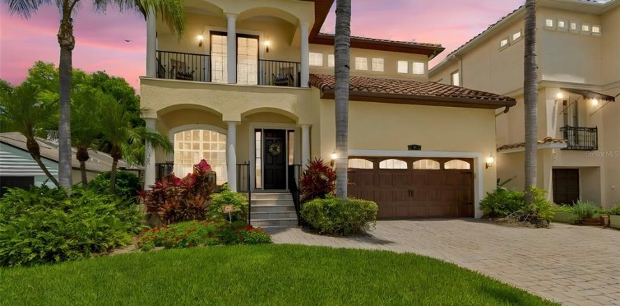 House in Tampa, Florida 4 bedrooms, 330.64 sq.m. № 2408607