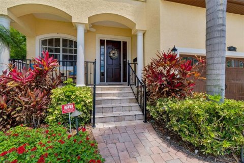 House in Tampa, Florida 4 bedrooms, 330.64 sq.m. № 2408607 - photo 3