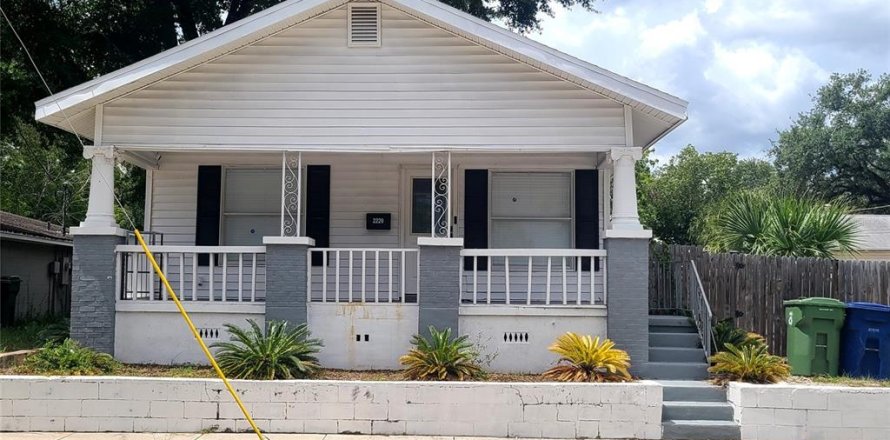 House in Tampa, Florida 3 bedrooms, 93.65 sq.m. № 2207414