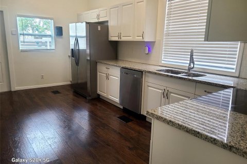 House in Tampa, Florida 3 bedrooms, 93.65 sq.m. № 2207414 - photo 8