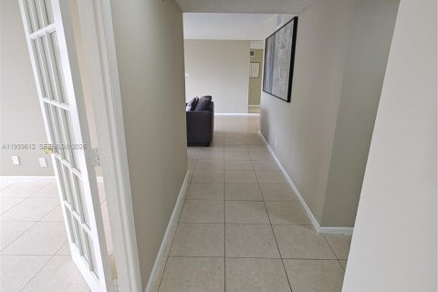 Купить кондоминиум в Лодерхилл, Флорида 2 спальни, 106.65м2, № 1999704 - фото 17