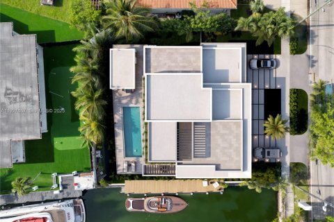 House in North Miami, Florida 6 bedrooms № 2039597