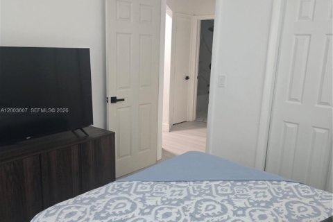 House in Lauderdale Lakes, Florida 4 bedrooms, 151.43 sq.m. № 2069157 - photo 13