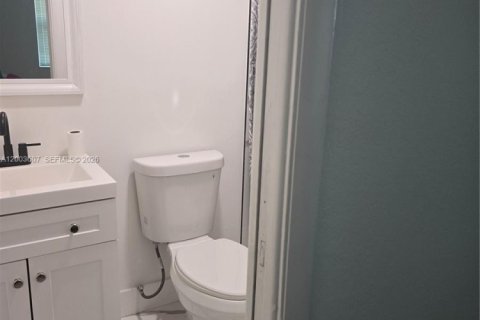 House in Lauderdale Lakes, Florida 4 bedrooms, 151.43 sq.m. № 2069157 - photo 7