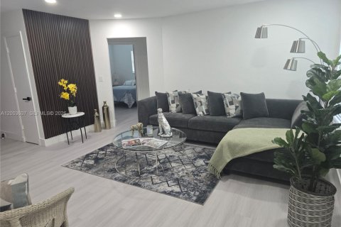 House in Lauderdale Lakes, Florida 4 bedrooms, 151.43 sq.m. № 2069157 - photo 4