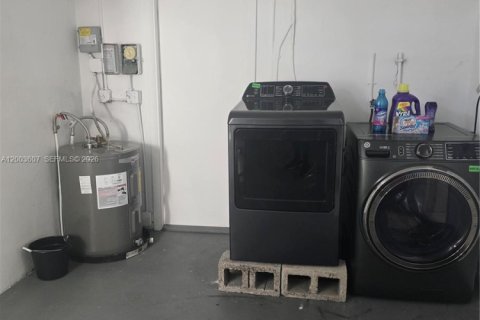 House in Lauderdale Lakes, Florida 4 bedrooms, 151.43 sq.m. № 2069157 - photo 17