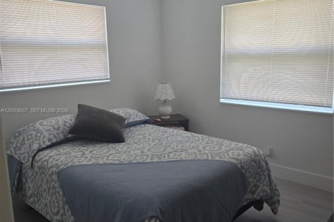 House in Lauderdale Lakes, Florida 4 bedrooms, 151.43 sq.m. № 2069157 - photo 12