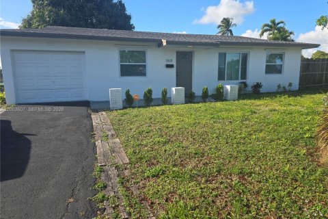 House in Lauderdale Lakes, Florida 4 bedrooms, 151.43 sq.m. № 2069157