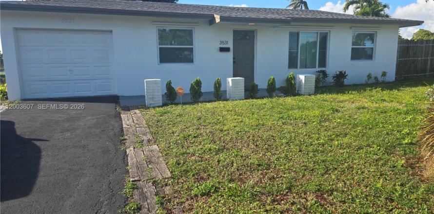 House in Lauderdale Lakes, Florida 4 bedrooms, 151.43 sq.m. № 2069157