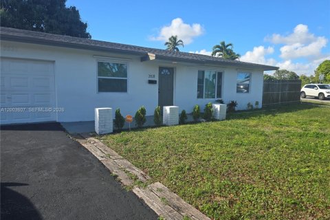 House in Lauderdale Lakes, Florida 4 bedrooms, 151.43 sq.m. № 2069157 - photo 2