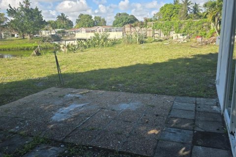 House in Lauderdale Lakes, Florida 4 bedrooms, 151.43 sq.m. № 2069157 - photo 21