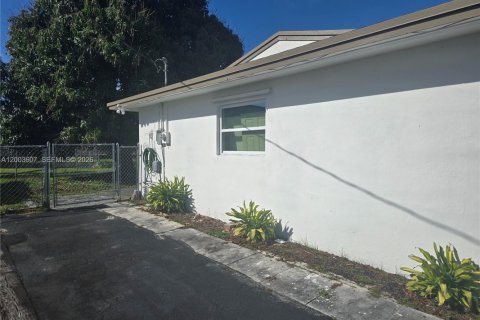 House in Lauderdale Lakes, Florida 4 bedrooms, 151.43 sq.m. № 2069157 - photo 20