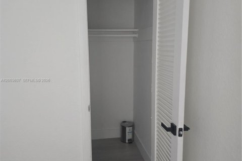 House in Lauderdale Lakes, Florida 4 bedrooms, 151.43 sq.m. № 2069157 - photo 8