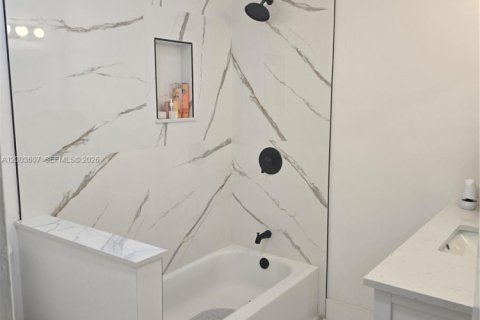 House in Lauderdale Lakes, Florida 4 bedrooms, 151.43 sq.m. № 2069157 - photo 10