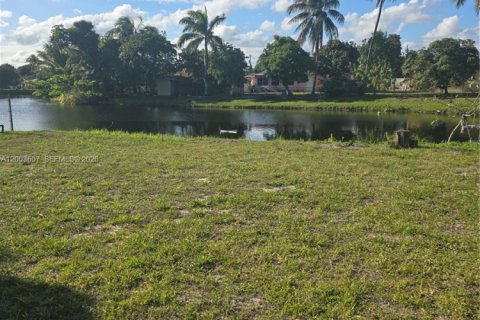 House in Lauderdale Lakes, Florida 4 bedrooms, 151.43 sq.m. № 2069157 - photo 18