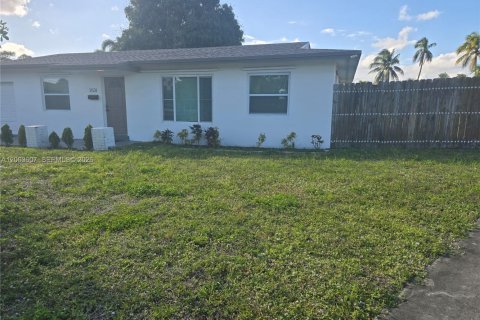 House in Lauderdale Lakes, Florida 4 bedrooms, 151.43 sq.m. № 2069157 - photo 3