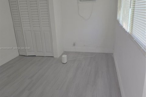 House in Lauderdale Lakes, Florida 4 bedrooms, 151.43 sq.m. № 2069157 - photo 14