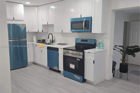 House in Lauderdale Lakes, Florida 4 bedrooms, 151.43 sq.m. № 2069157 - photo 16