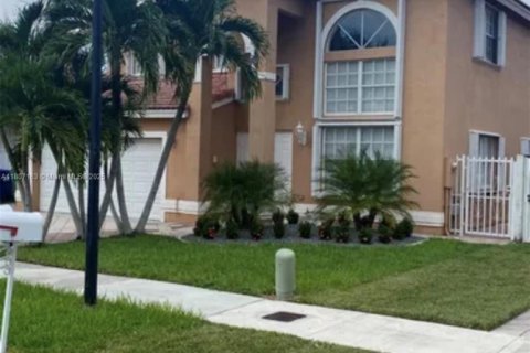 Casa en venta en Miami, Florida, 4 dormitorios, 235.23 m2 № 1865477 - foto 1