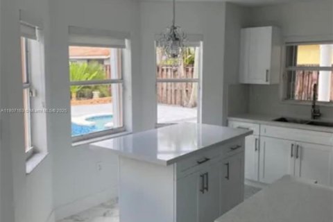 Casa en venta en Miami, Florida, 4 dormitorios, 235.23 m2 № 1865477 - foto 5