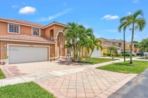 Casa en venta en Miami, Florida, 4 dormitorios, 235.23 m2 № 1865477 - foto 2
